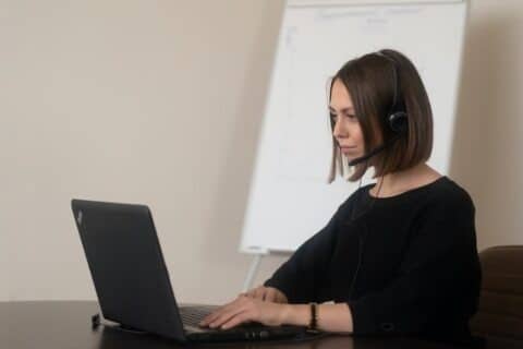 A girl using a headphone for laptop and how to use earphone mic on pc